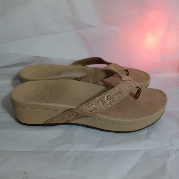 VIONIC HIGH TIDE BEIGE THONG FLIP FLOP LOW WEDGE CORK STRAP  SANDALS 9 - Picture 1 of 11